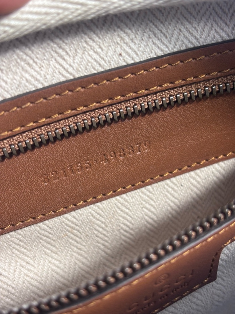 Beautiful Gucci Small Emblem Crossbody - Picture 10 of 16